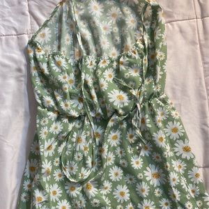 Romwe women’s/girls green jumper with daisies, ties in the back size small